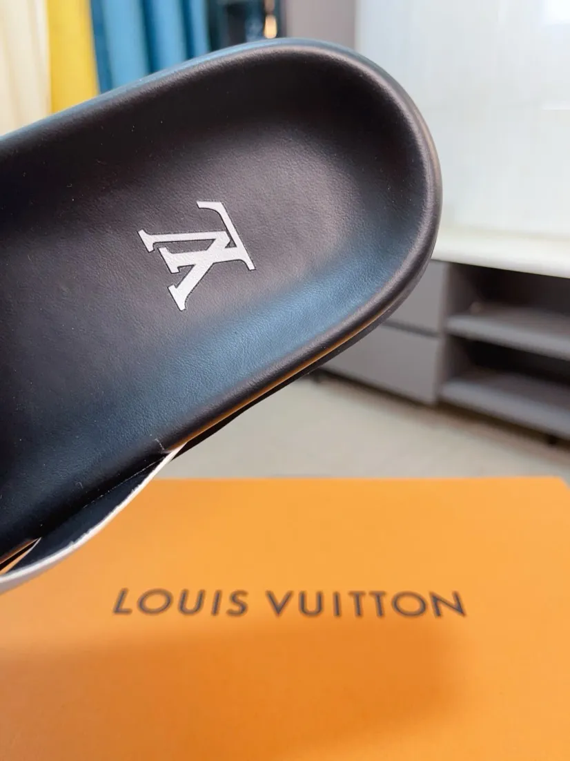Men's shoes💰300🌹🌹【LV】Multi-color new men's slippers, original top-quality version, original special cowhide with pebbled embossing➕sheepskin on the inner and side, non-slip combination sole, more stable walking, more comfortable and lightweight, high-end and generous, size: 38~44